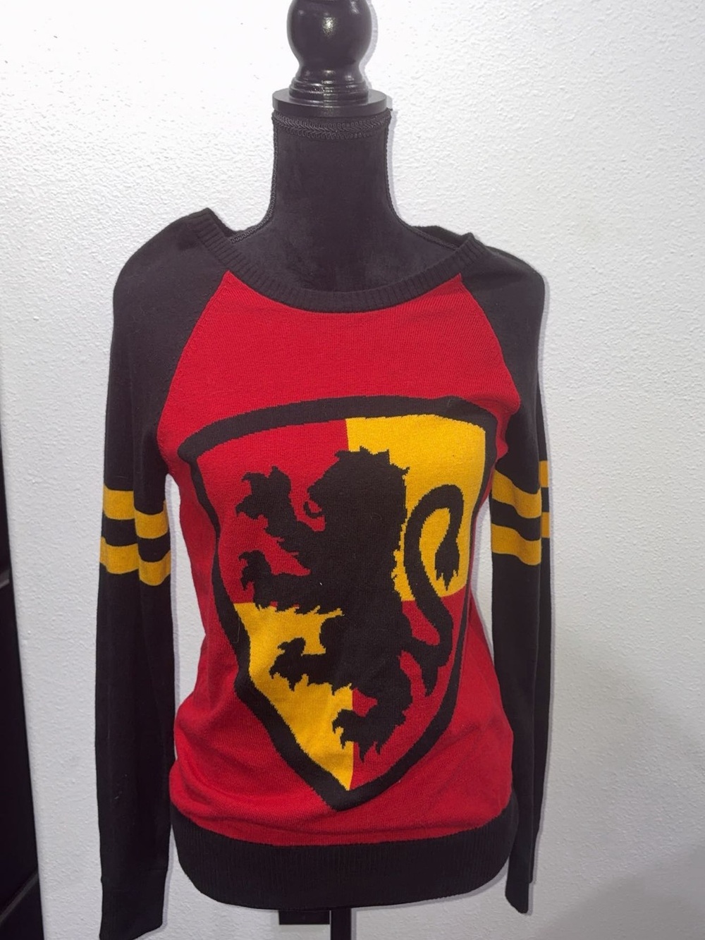 Harry Potter Warner Bros. Red, Black & Yellow Lion Shield Crewneck Sweater New